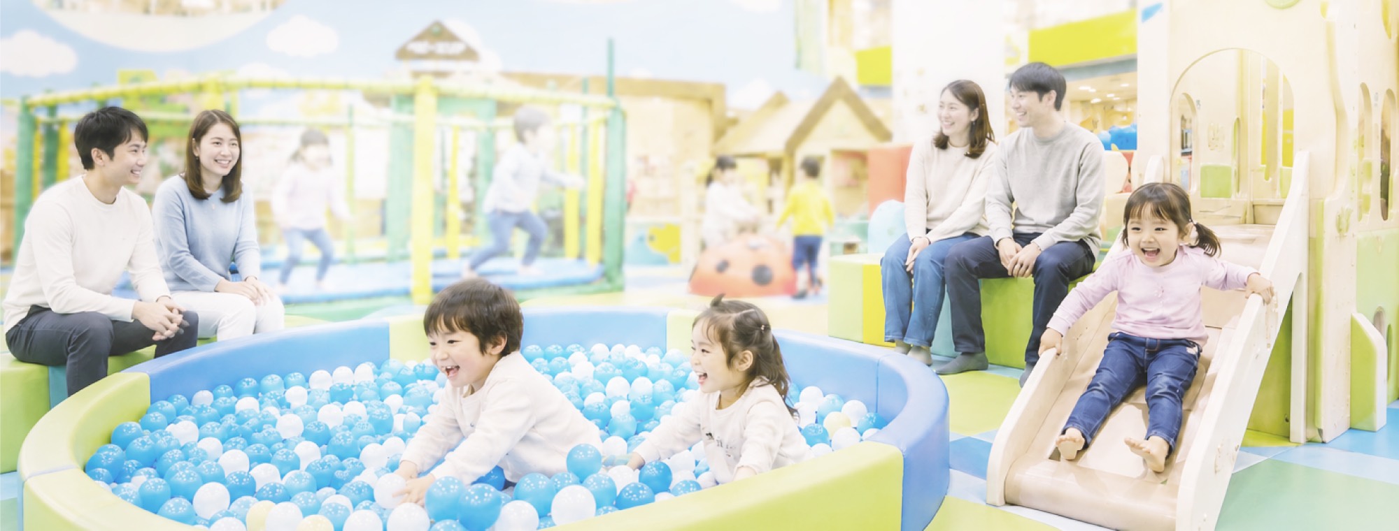 【2026年夏休み】赤ちゃん・子連れOKの東京プール&水遊びスポット4選|サマーランドから無料のじゃぶじゃぶ池まで